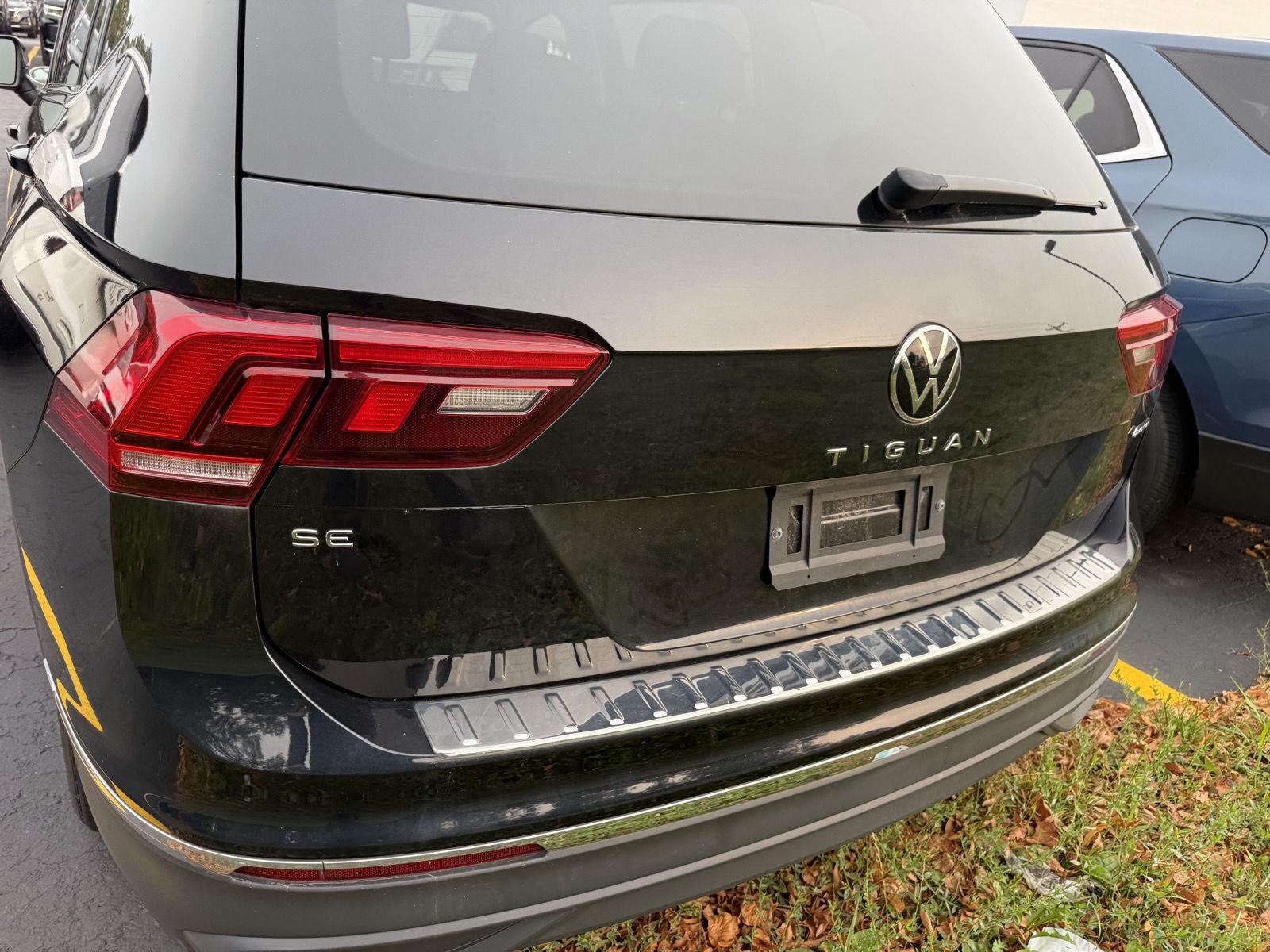 Used 2024 Deep Black Pearl Volkswagen SE image 4