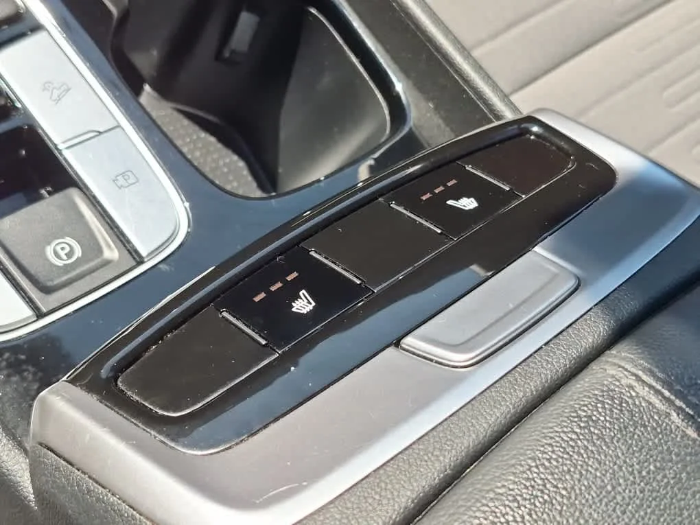 Used 2022 Phantom Black Hyundai SEL image 16