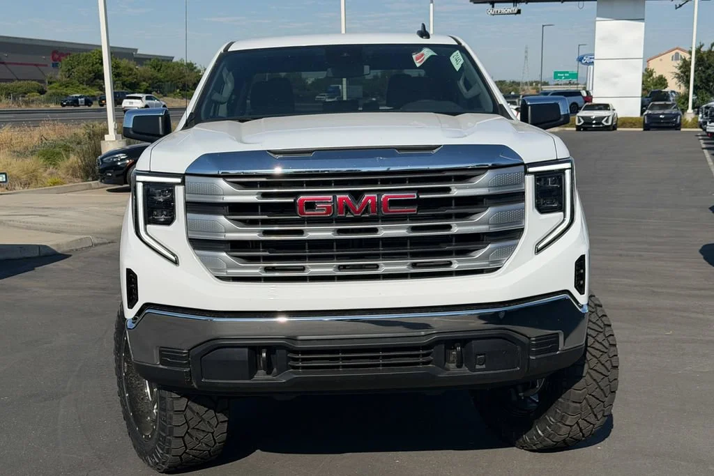 New 2026 Summit White GMC SLE image 3