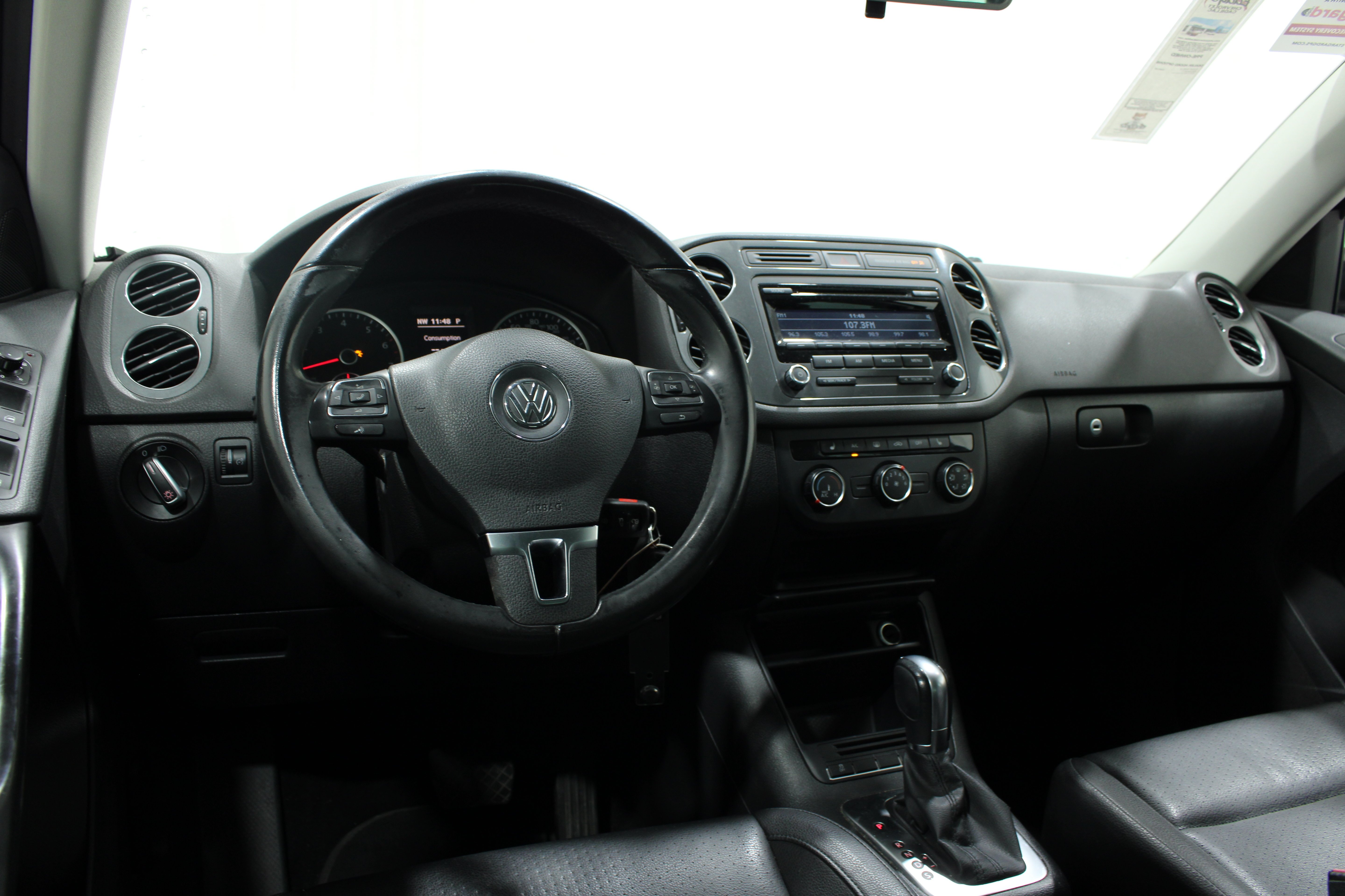 Used 2014 Deep Black Pearl Volkswagen SE image 2