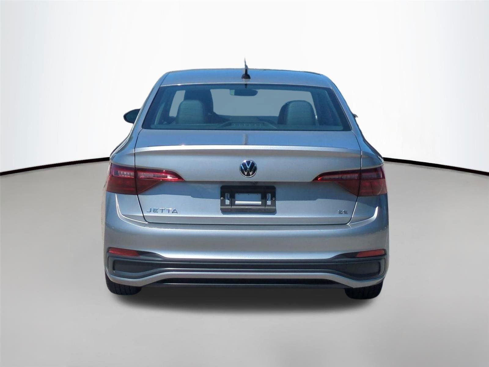 Used 2023  Volkswagen SE image 4