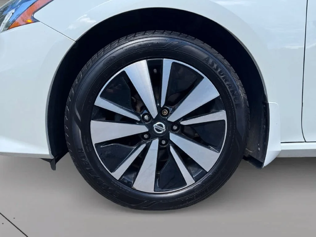 Used 2020 White Nissan 2.5 SV image 19