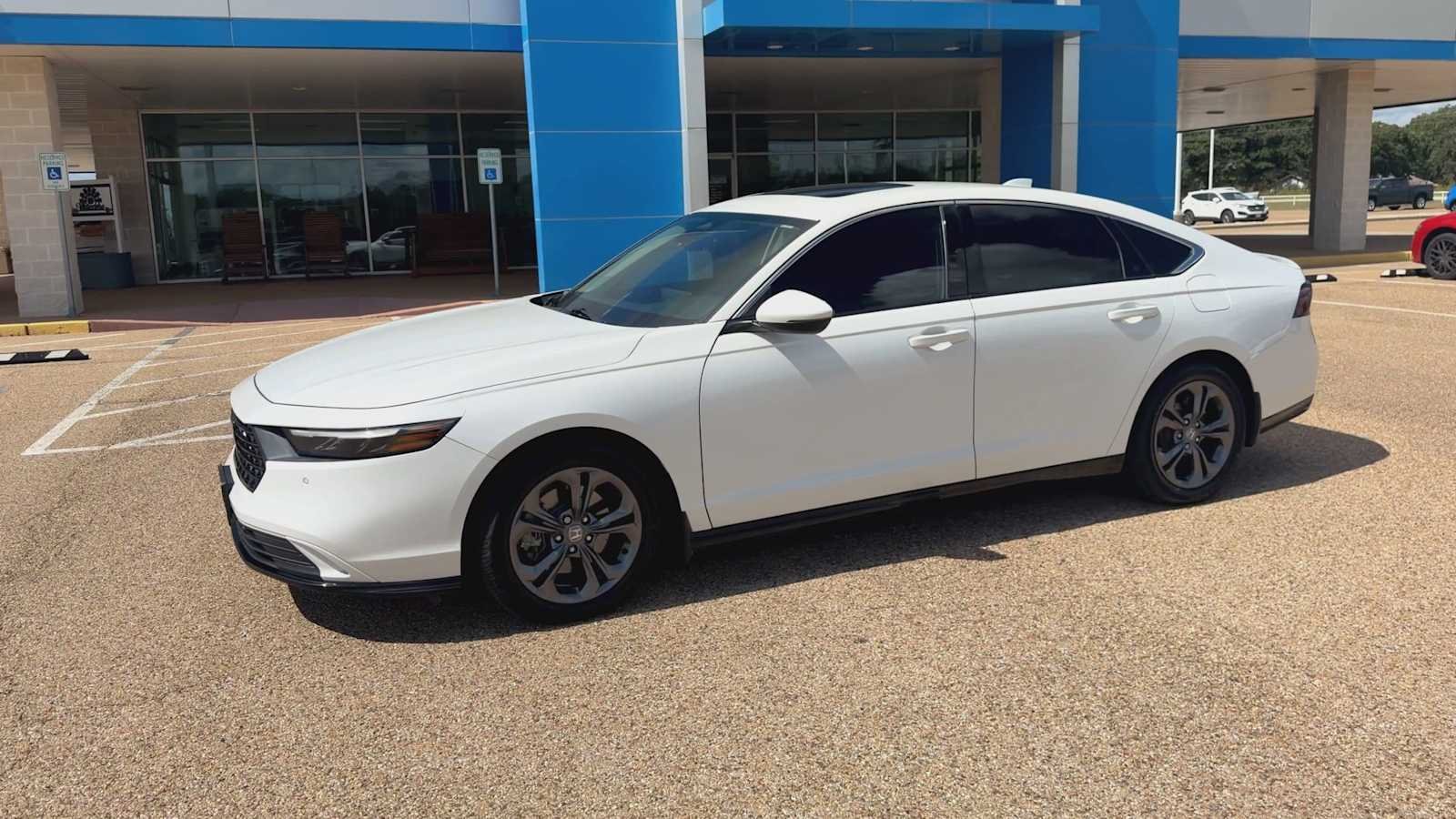 Used 2023 Platinum White Pearl Honda EX-L image 5