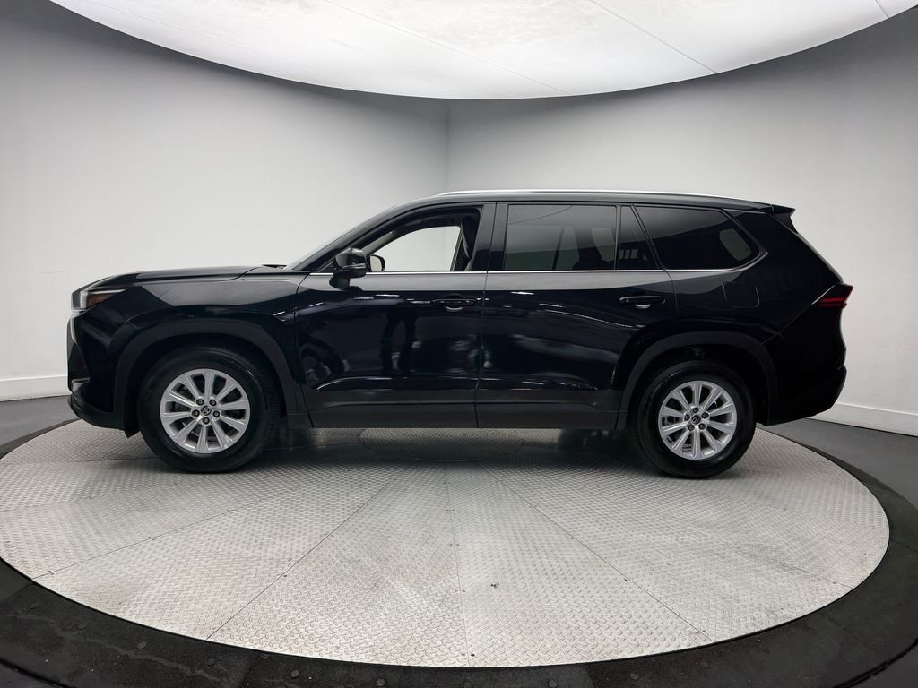 Used 2025  Toyota XLE image 4