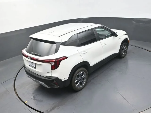 Used 2024 White Kia LX image 17