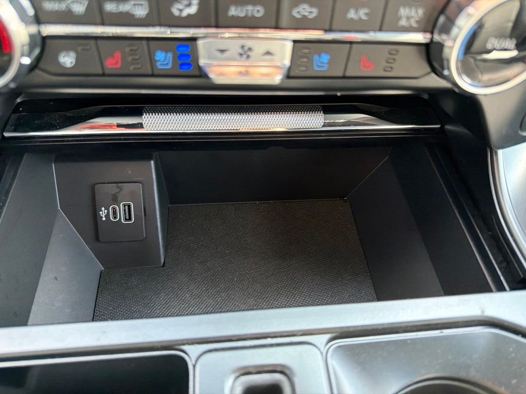 Used 2025 Agate Black Metallic Ford Lariat image 25