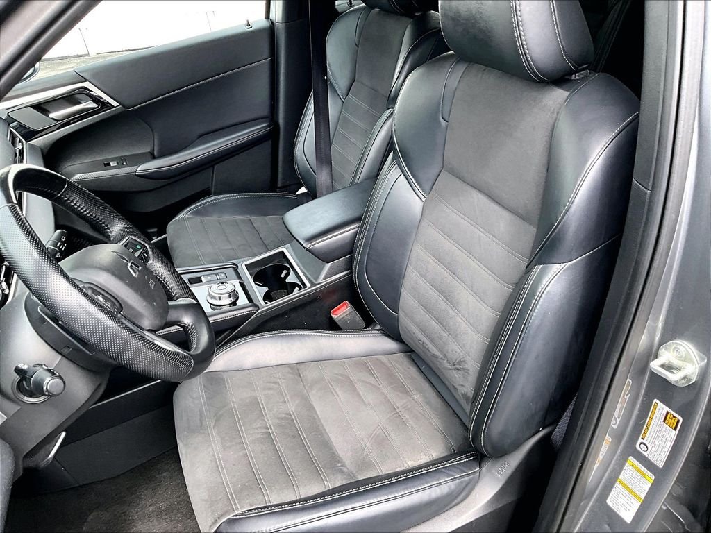 Used 2024 Gray Mitsubishi SE Black Edition image 10