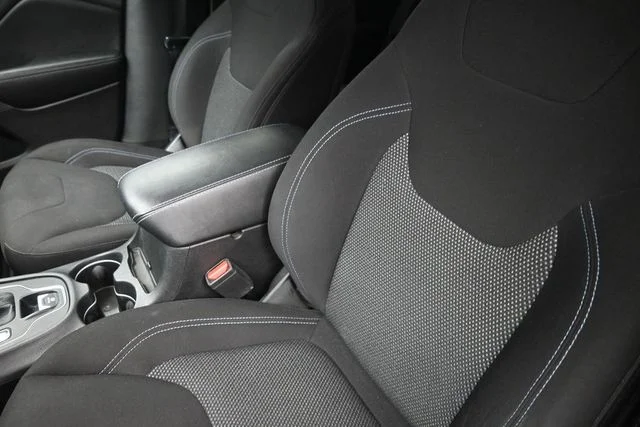 Used 2019 Billet Silver Metallic Clearcoat Jeep Latitude image 18