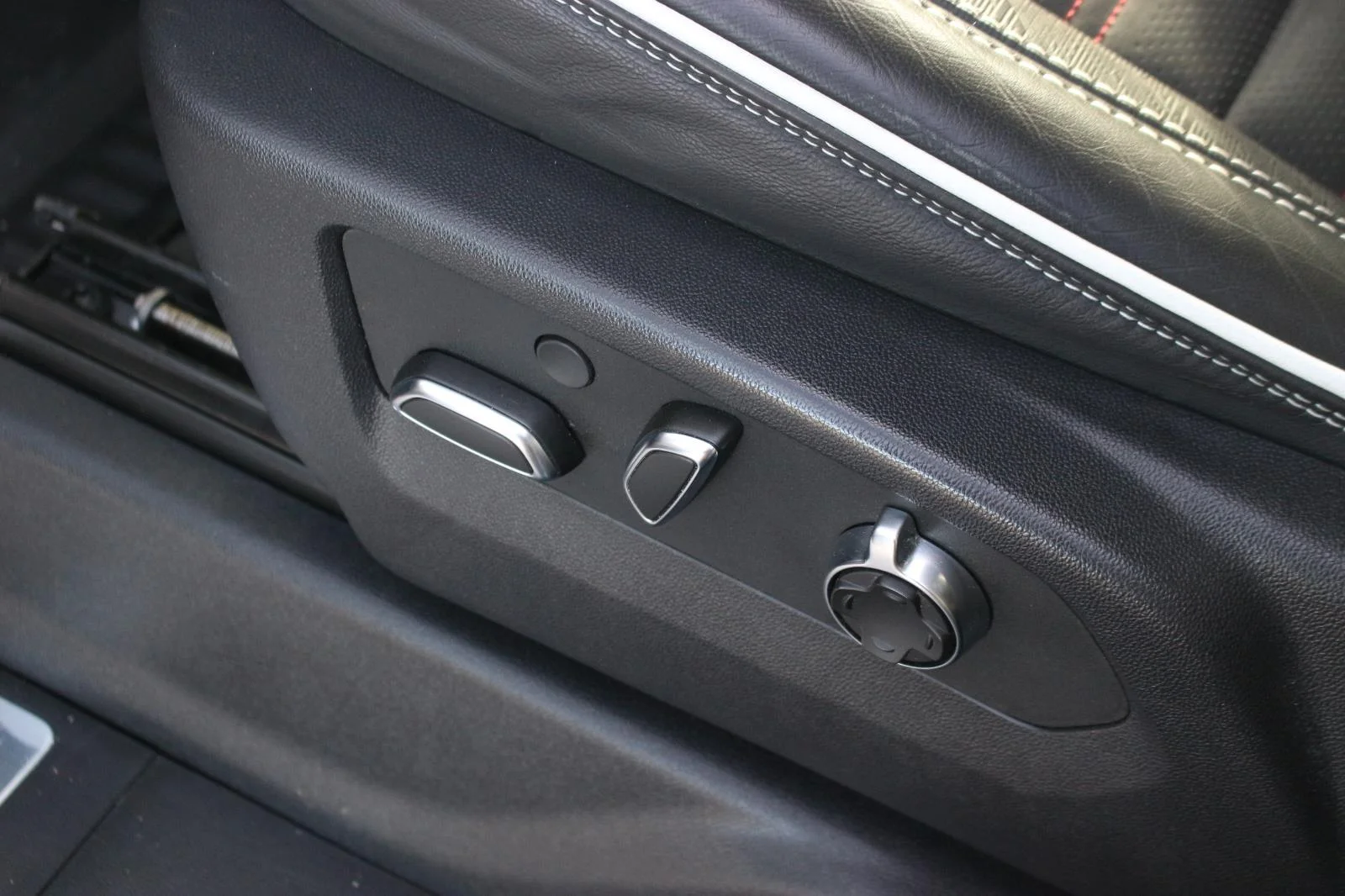 Used 2024 Titanium Rush Metallic GMC AT4X image 18