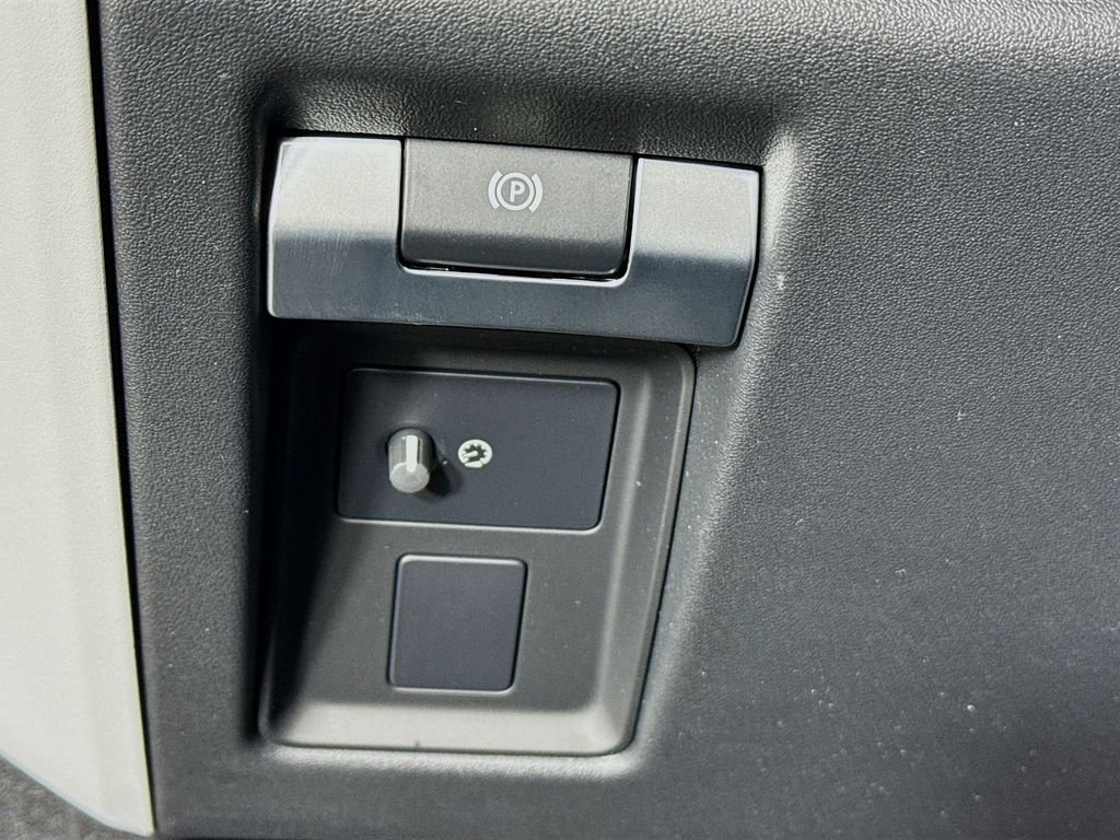 New 2026 Santorini Black Land Rover X-Dynamic SE image 11