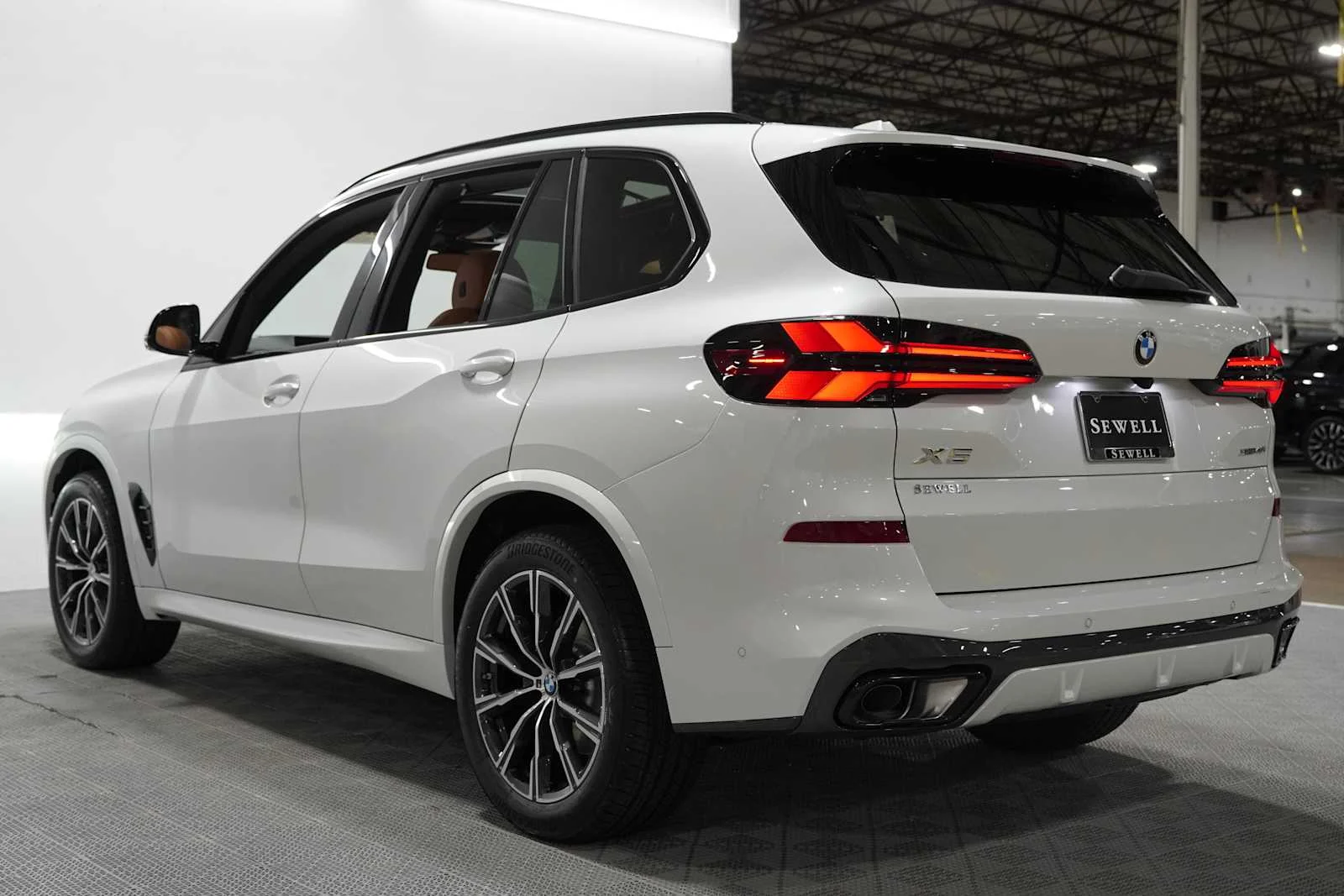 New 2026 Mineral White Metallic BMW xDrive40i image 2