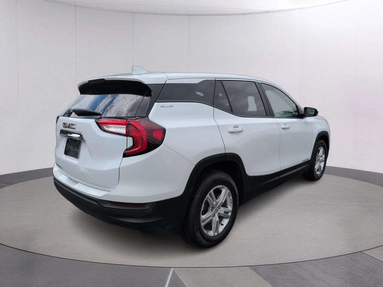Used 2024 Summit White GMC SLE image 7