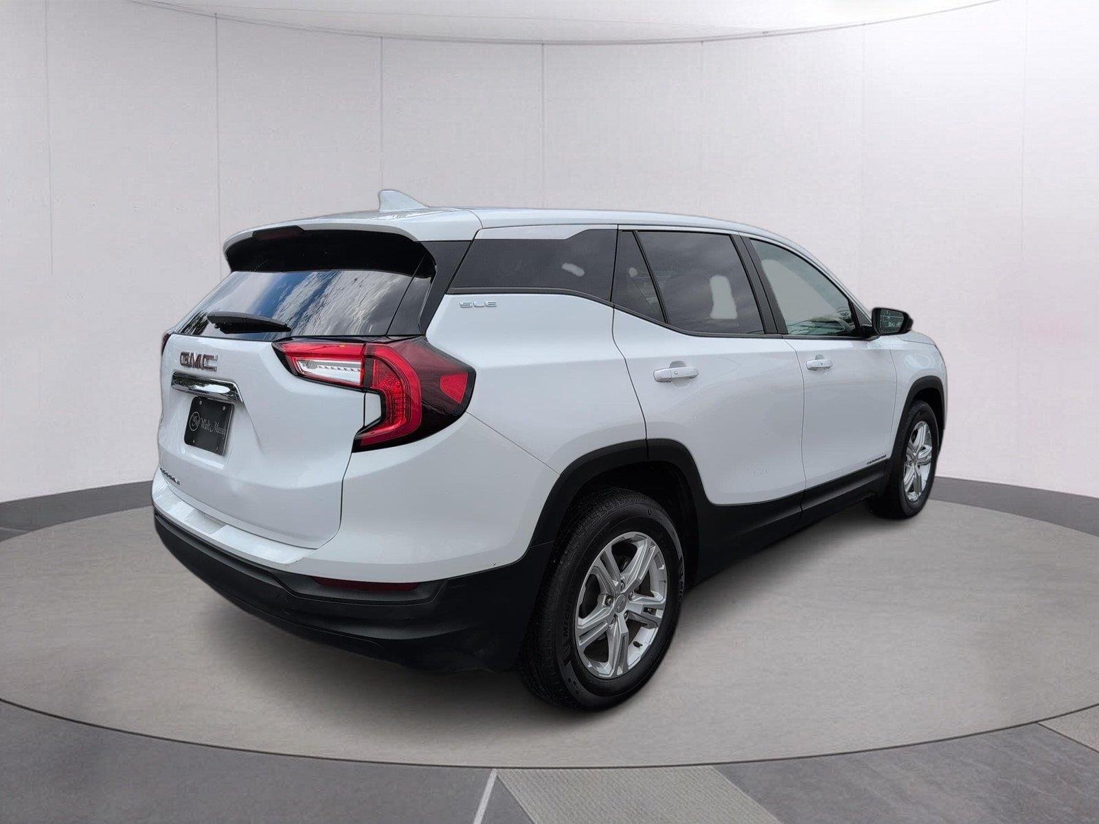 Used 2024 Summit White GMC SLE image 7
