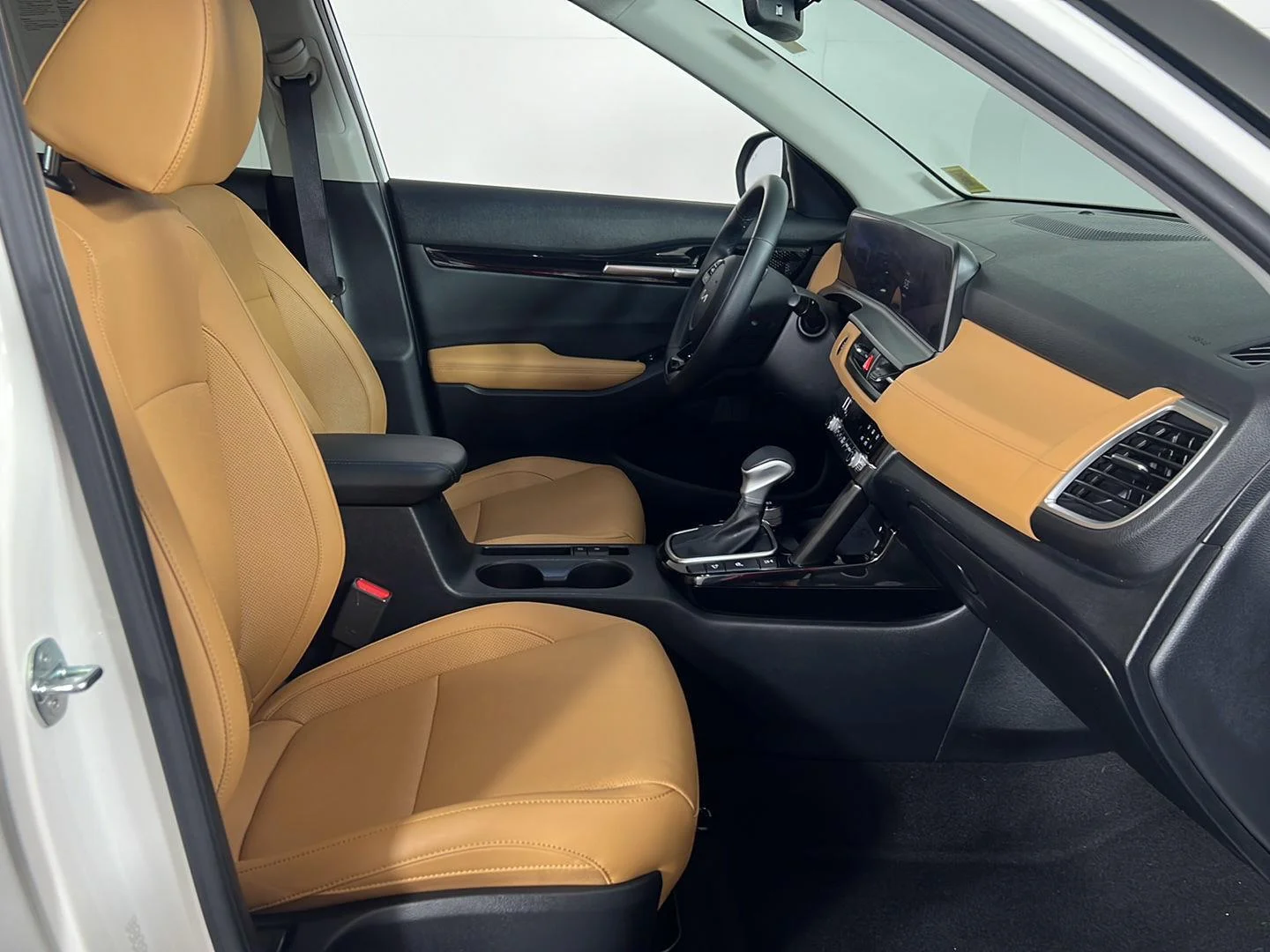 Used 2024  Kia SX image 2