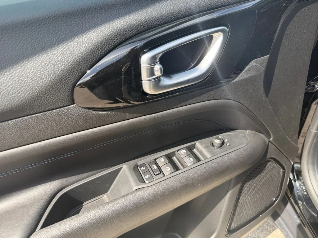 New 2026 Black Jeep Latitude image 11