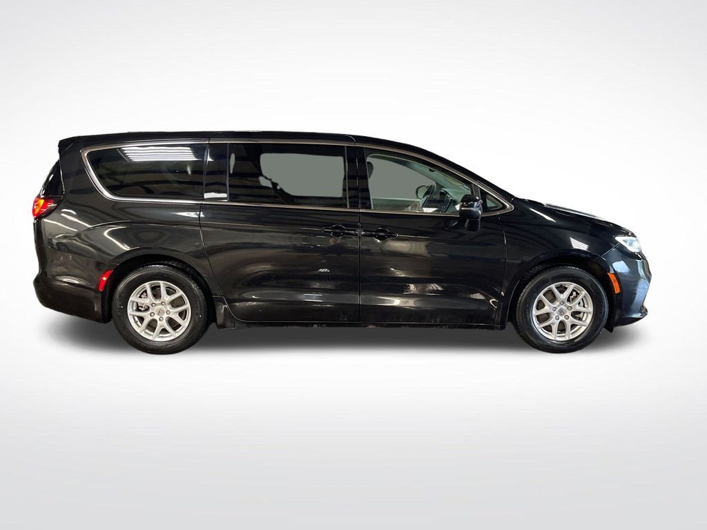 Used 2023 Black Chrysler Touring L image 7