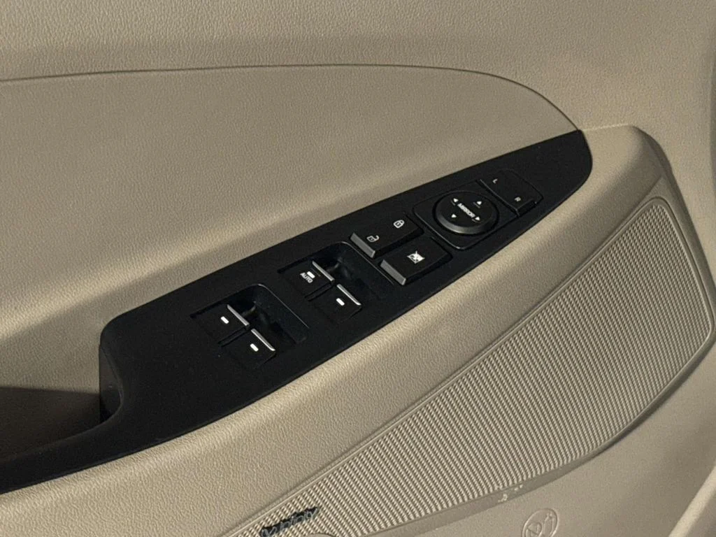 Used 2019 White Hyundai Ultimate image 29
