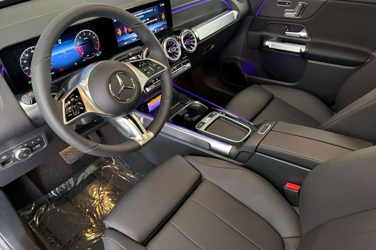 New 2026 Mountain Grey Metallic Mercedes-Benz GLB 250 4MATIC® SUV image 9