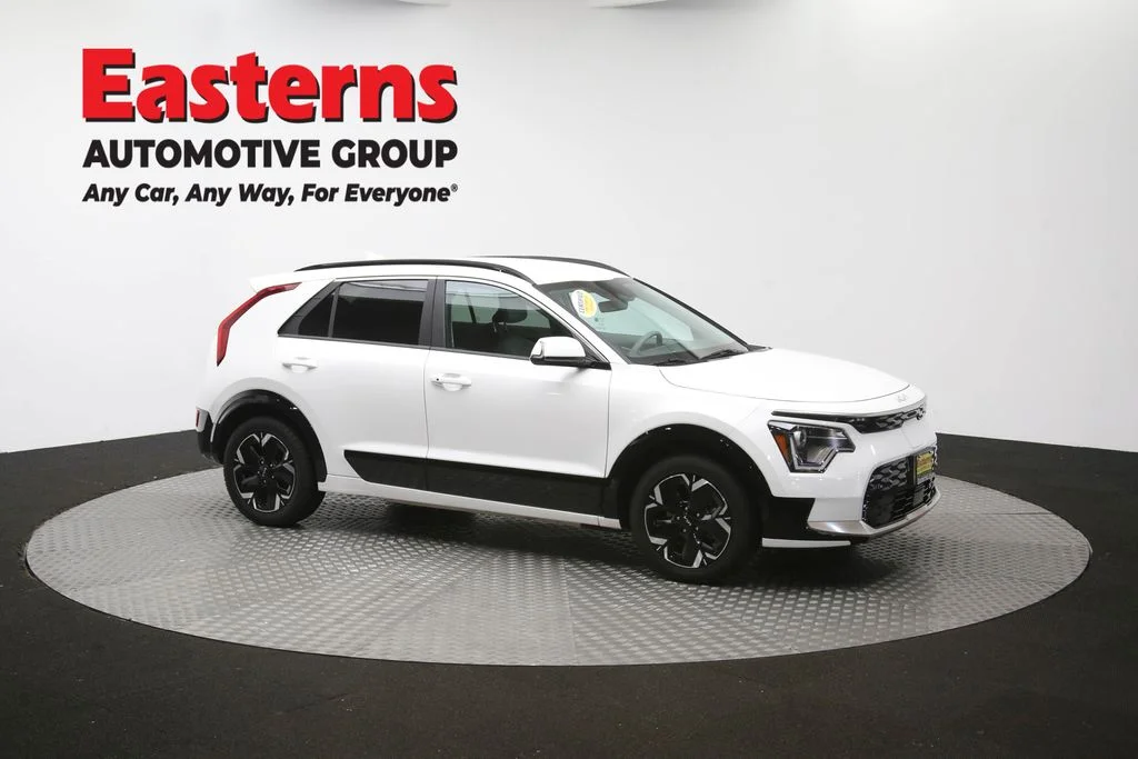 Used 2023 White Kia Wind image 47