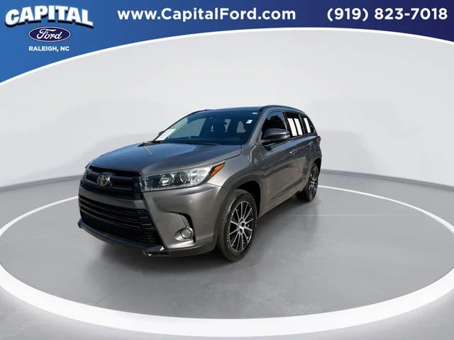 Used 2017 Gray Toyota SE image 4