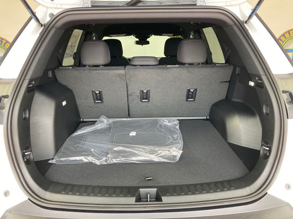 New 2027 Summit White Chevrolet LT image 20