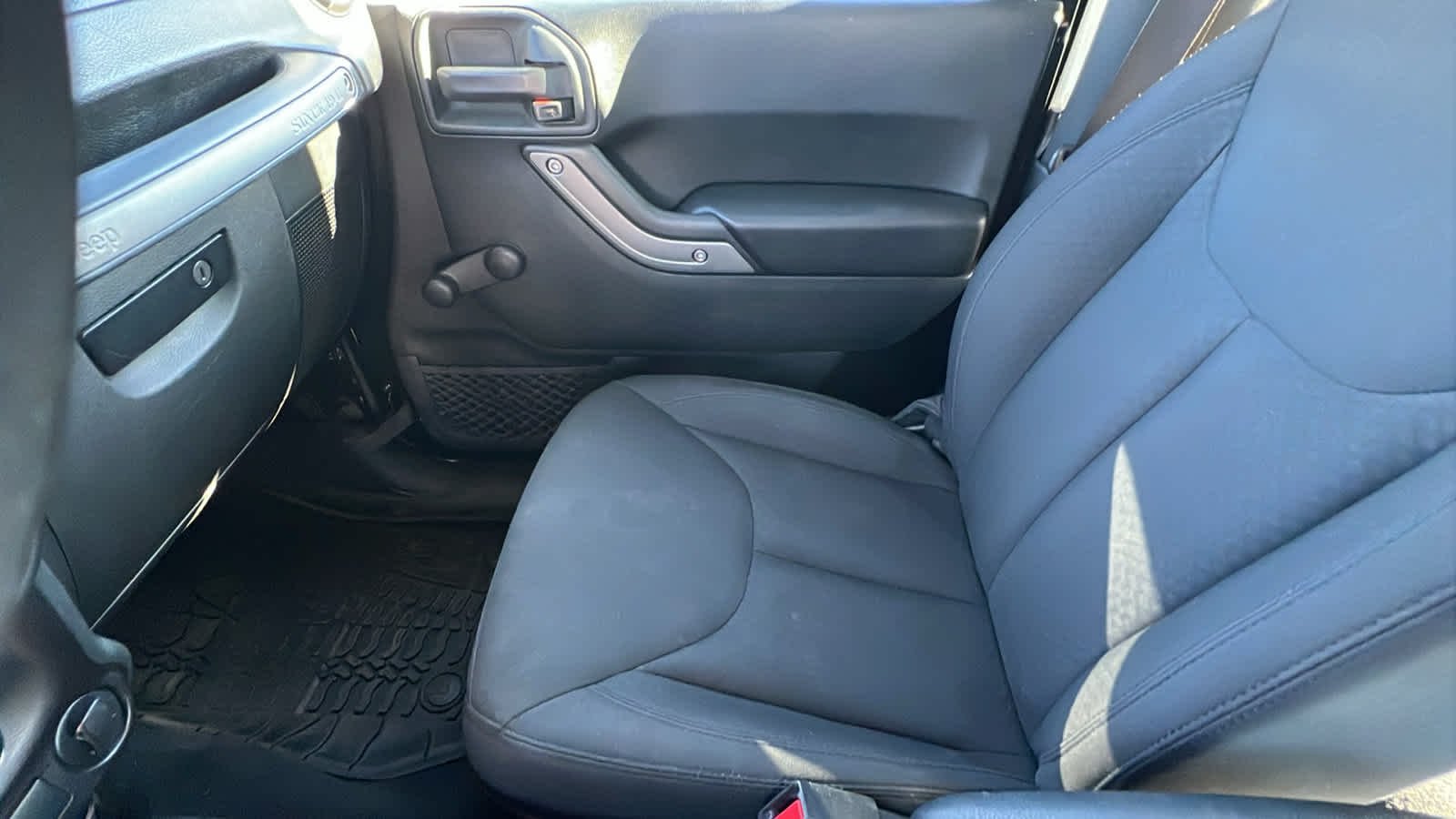 Used 2018 Black Clearcoat Jeep Sport S image 12