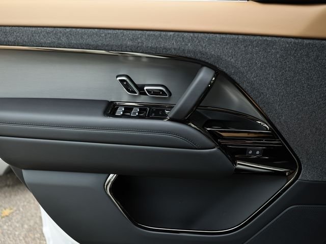 New 2026 Ostuni Pearl White LAND ROVER Dynamic SE image 19