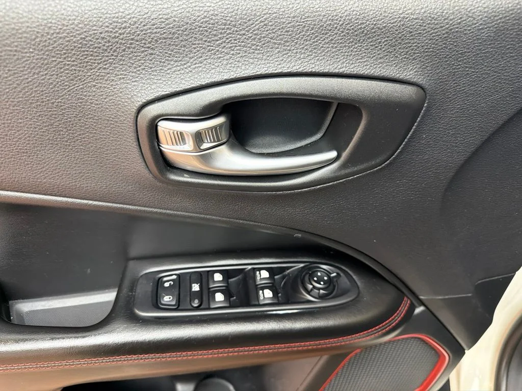 Used 2019 White Clearcoat Jeep Trailhawk image 23