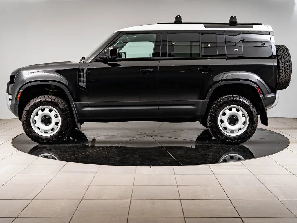 Used 2023 Black Land Rover S image 5