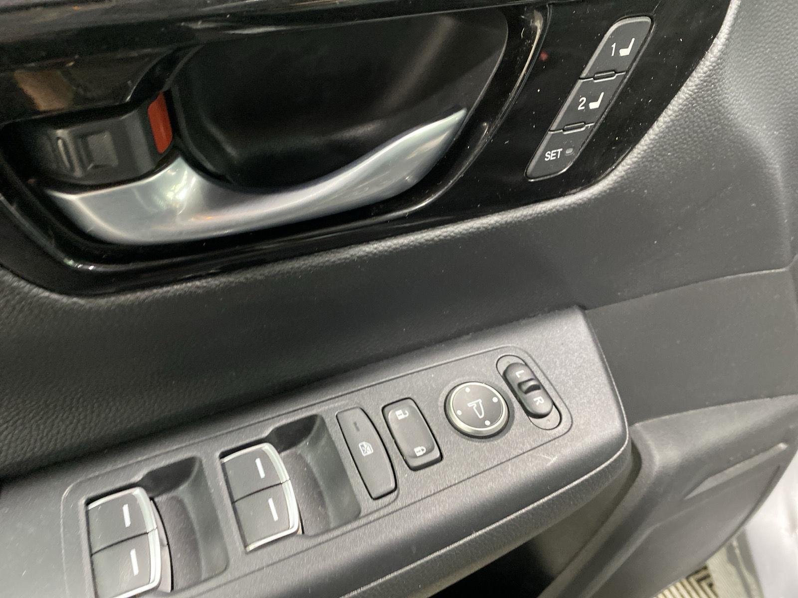 Used 2023 Lunar Silver Metallic Honda EX-L image 17