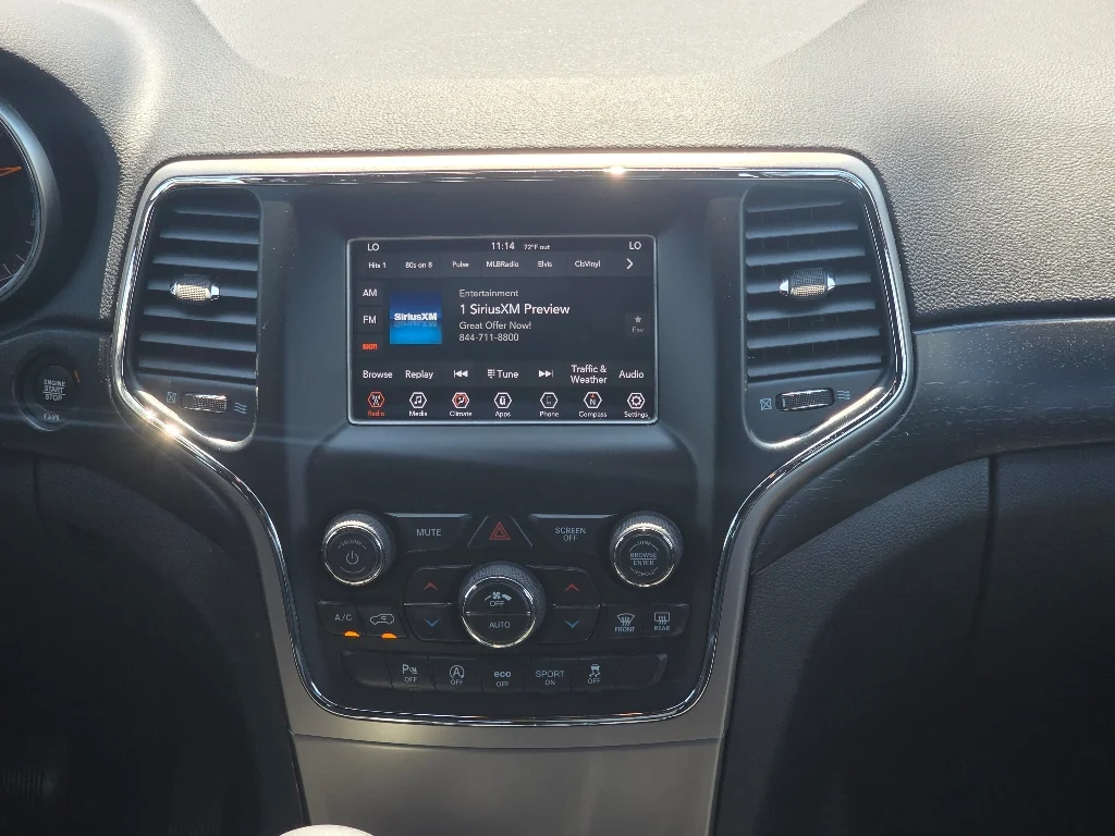Used 2018 Diamond Black Crystal Pearlcoat Jeep Laredo E image 3