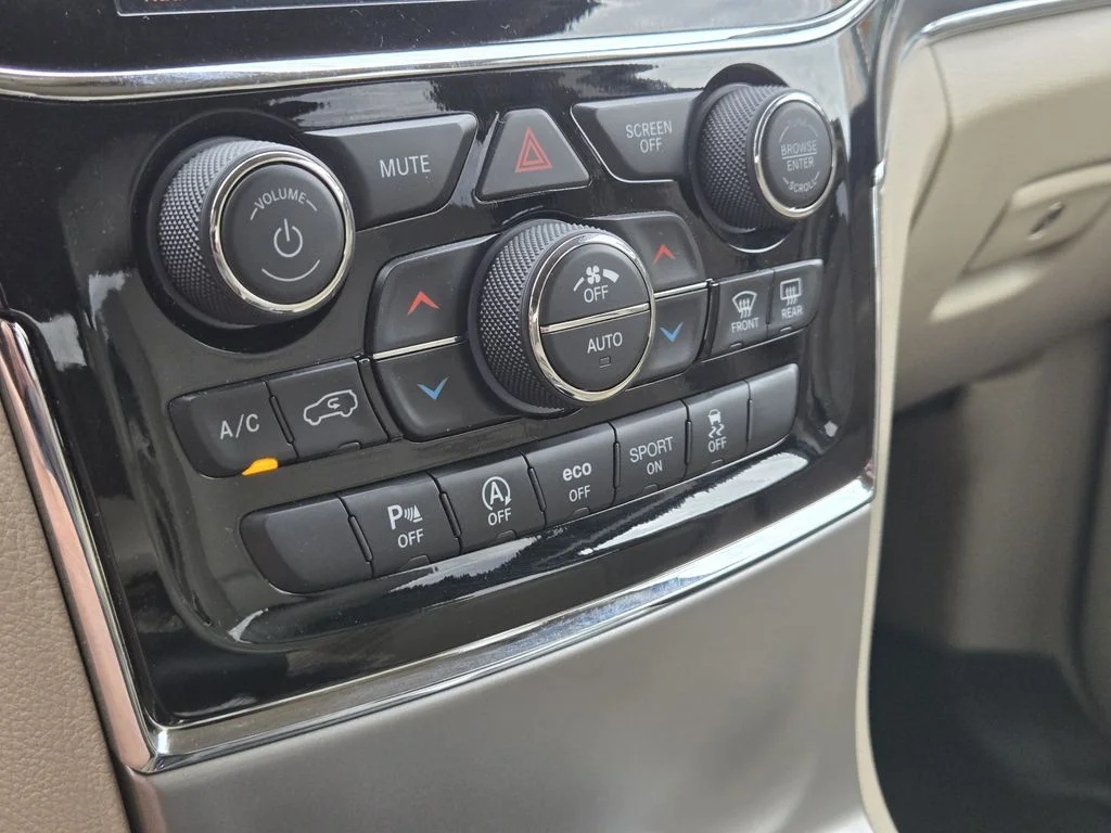 Used 2019 Diamond Black Jeep Limited image 20