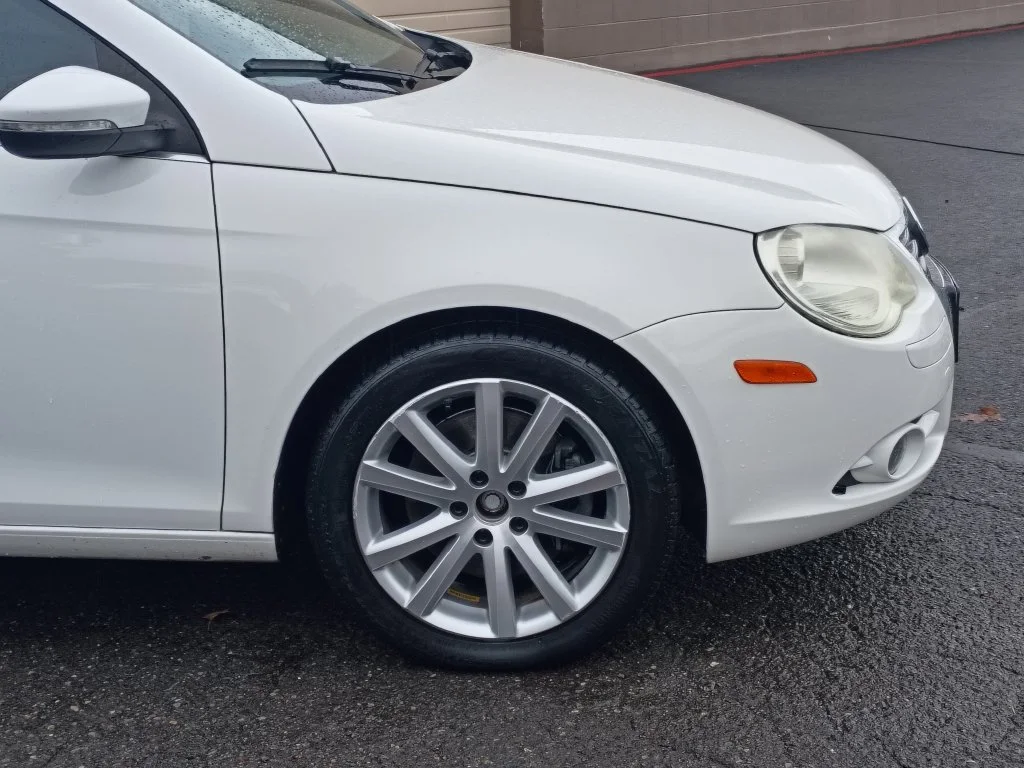 Used 2009 Candy White Volkswagen Komfort Edition image 2