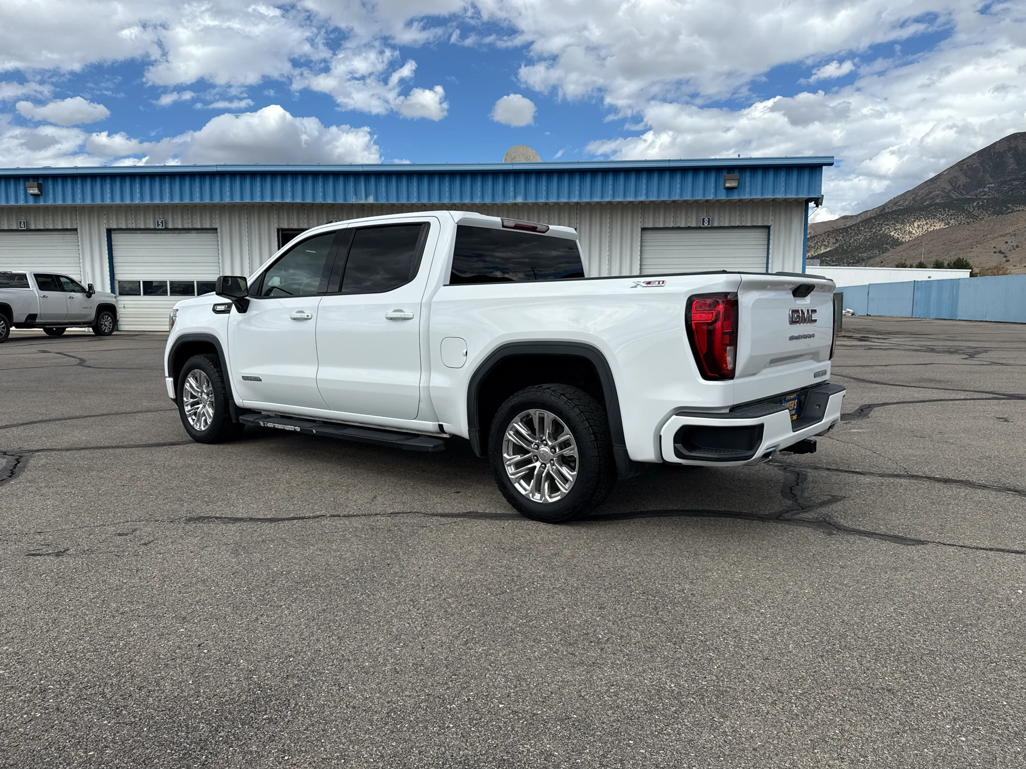 Used 2020 SUMMIT WHITE GMC Elevation image 3