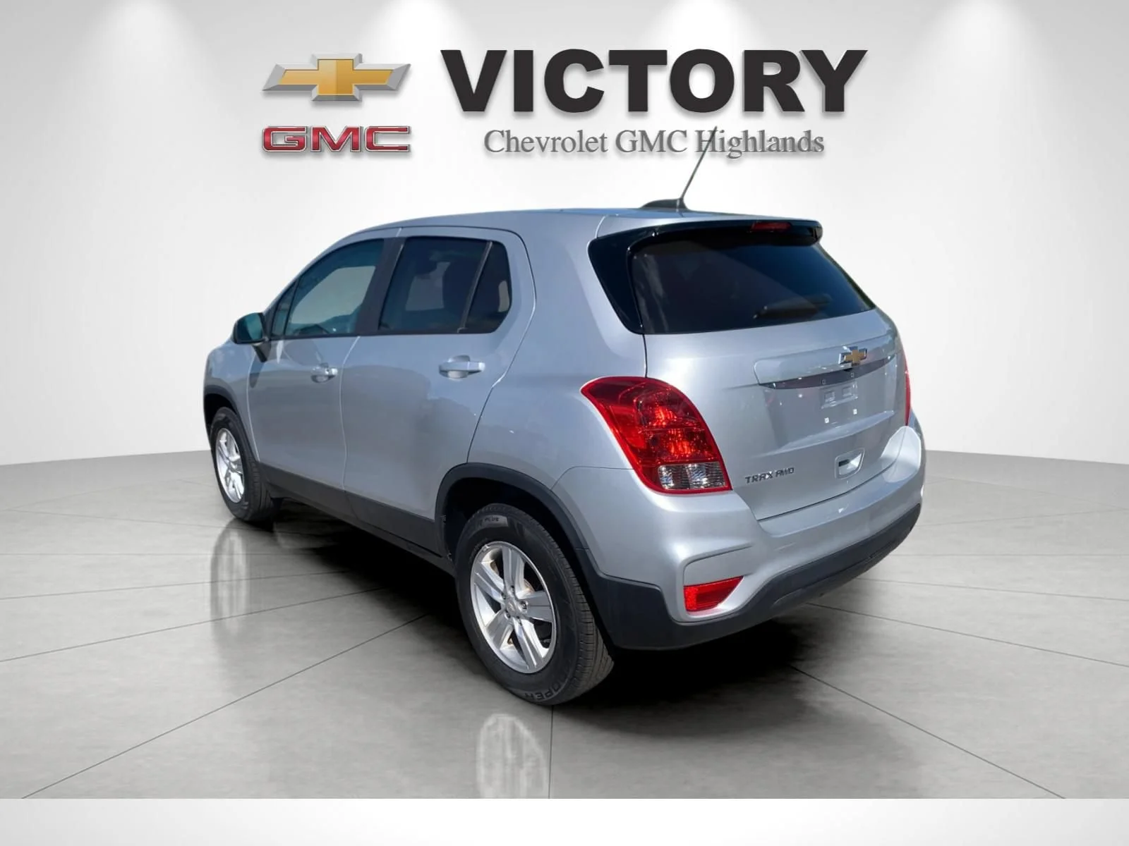Used 2022 Silver Ice Metallic Chevrolet LS image 5