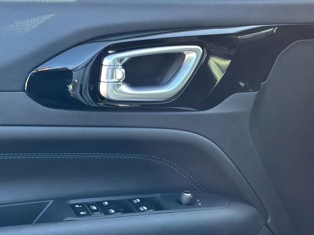 New 2026 White/off-white Jeep Latitude image 17
