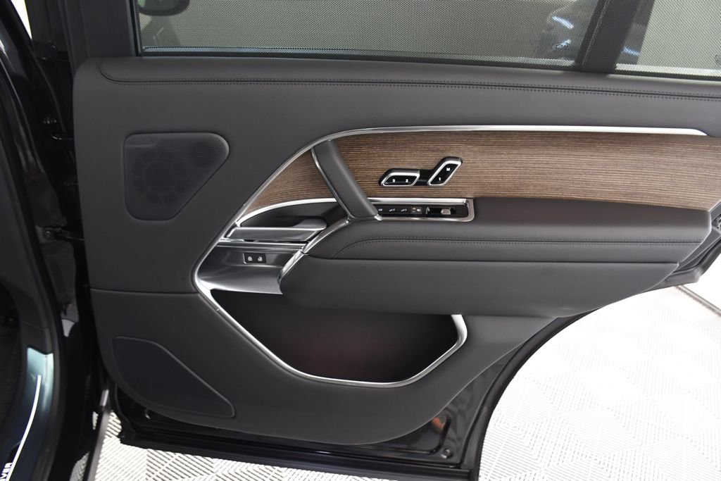 New 2026 Santorini Blk Land Rover SE image 20