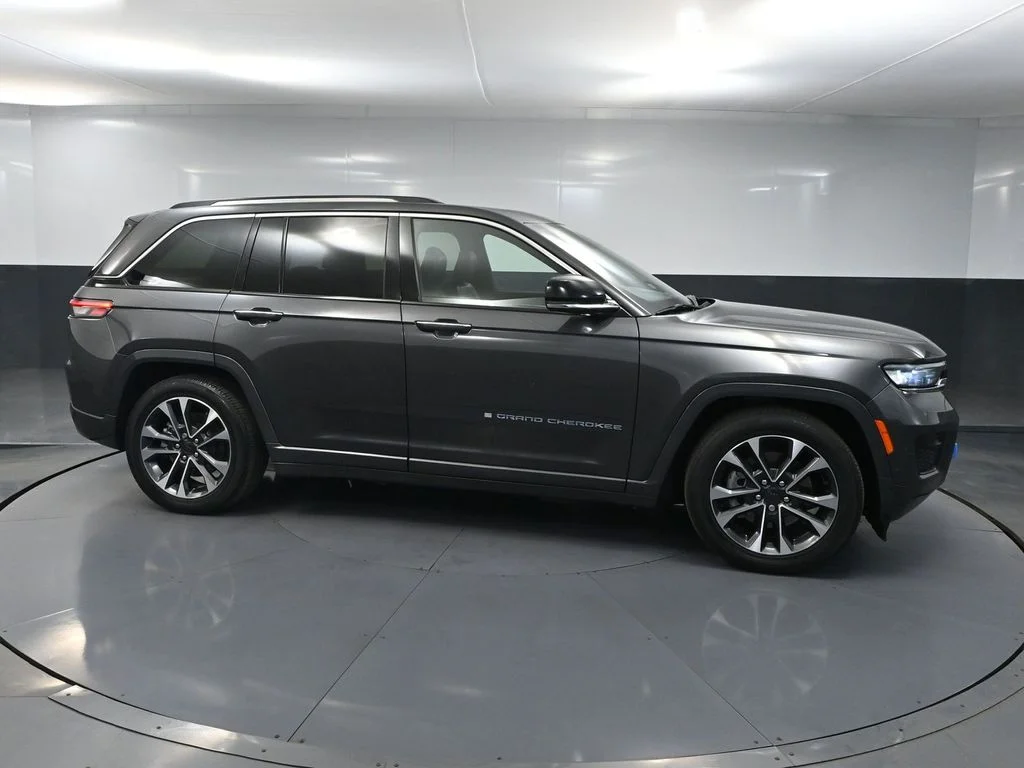 Used 2023 Gray Jeep Overland 4xe image 3