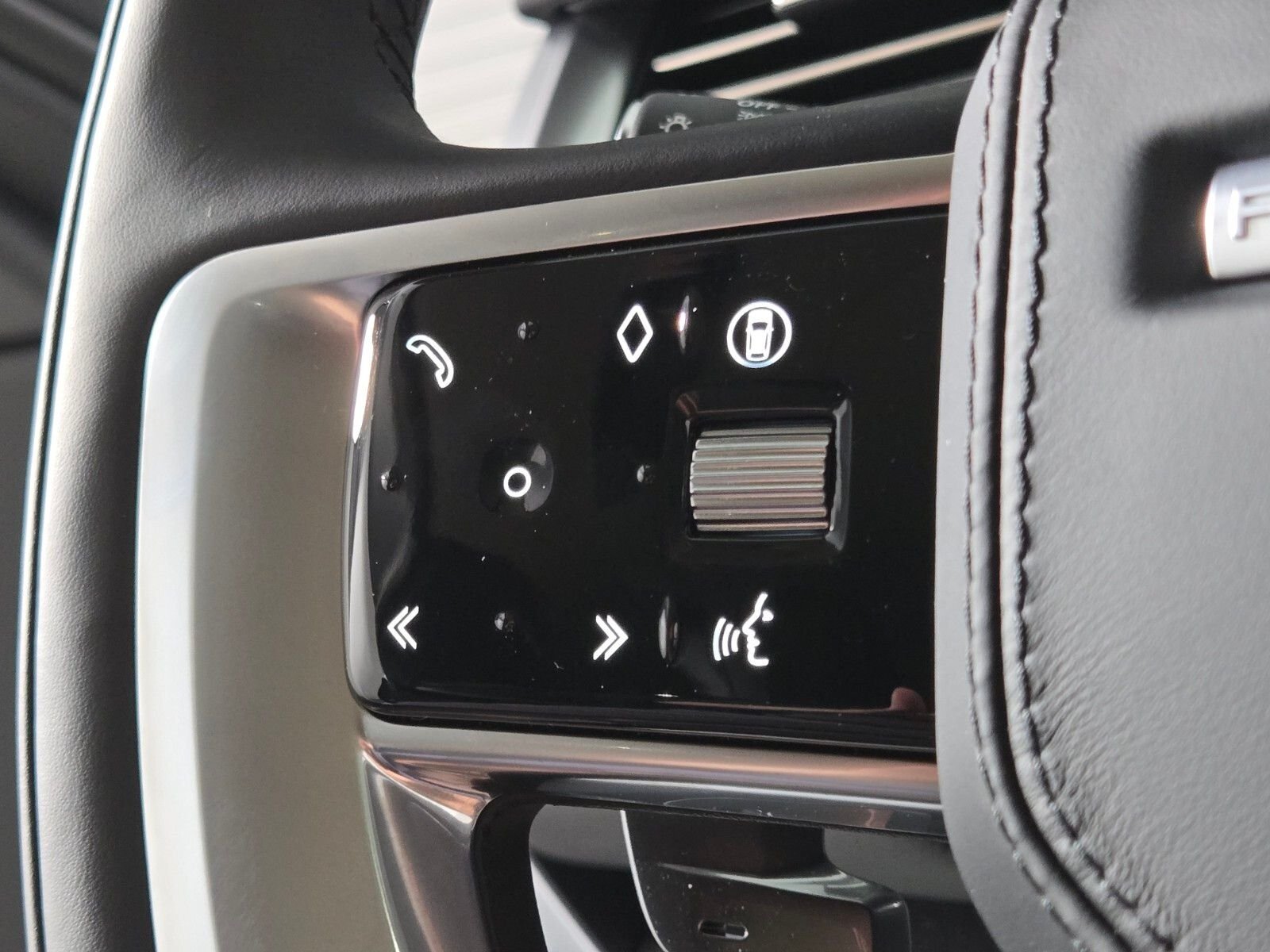 New 2026 Charente Grey Land Rover SE image 24