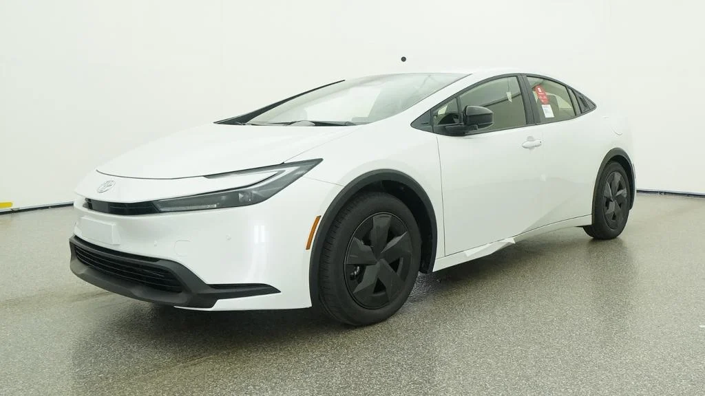 New 2027 Wind Chill Pearl Toyota LE image 6