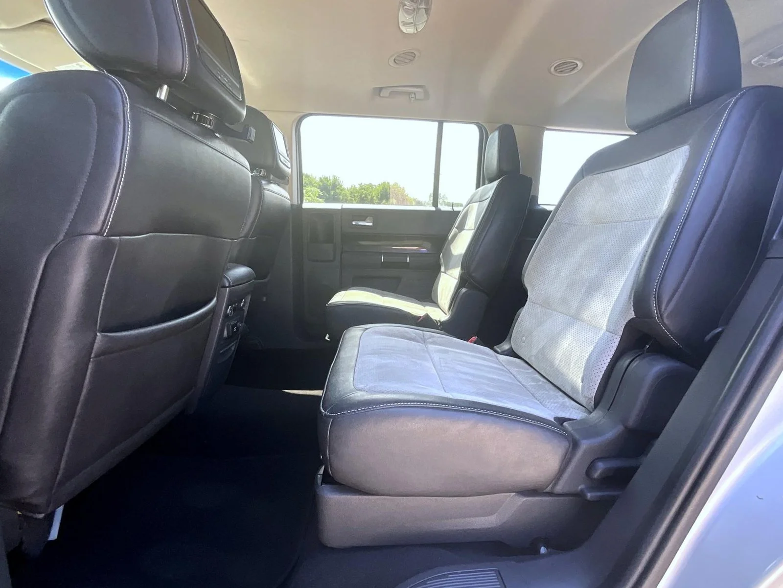 Used 2012 Silver Ford Titanium image 24