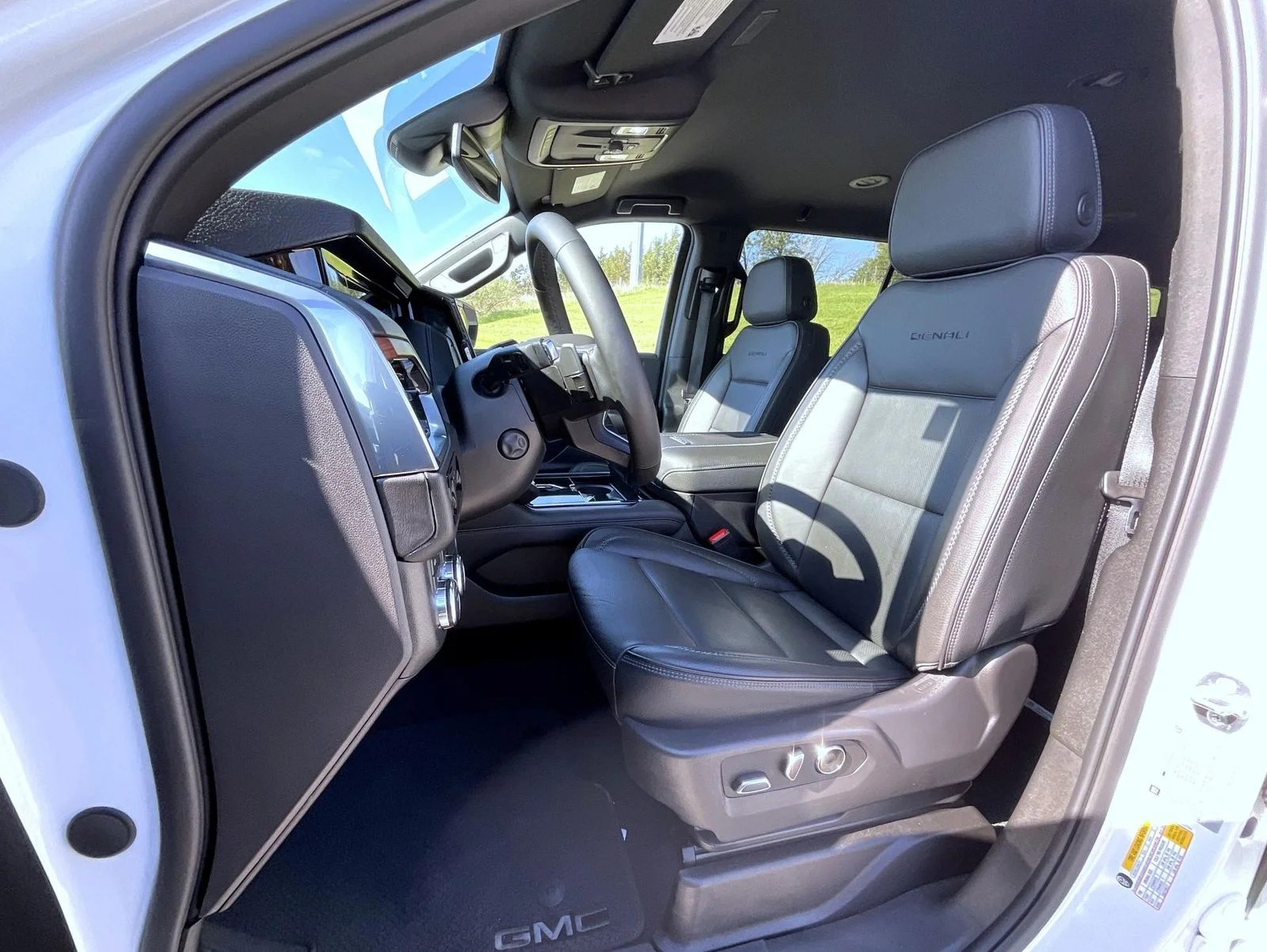 Used 2025 White GMC Denali image 10