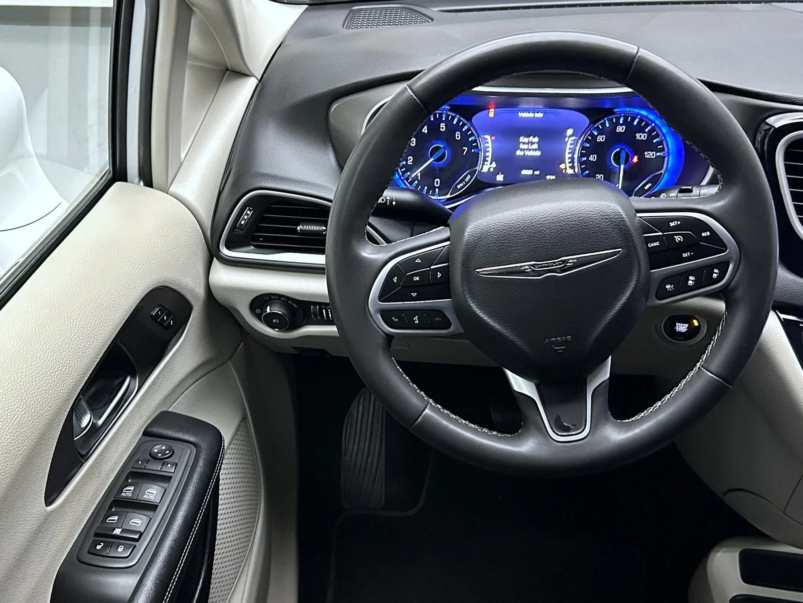 Used 2022 White Chrysler Touring L image 12