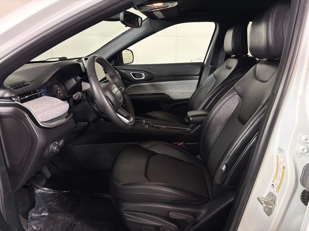 Used 2024 White Jeep Latitude image 16