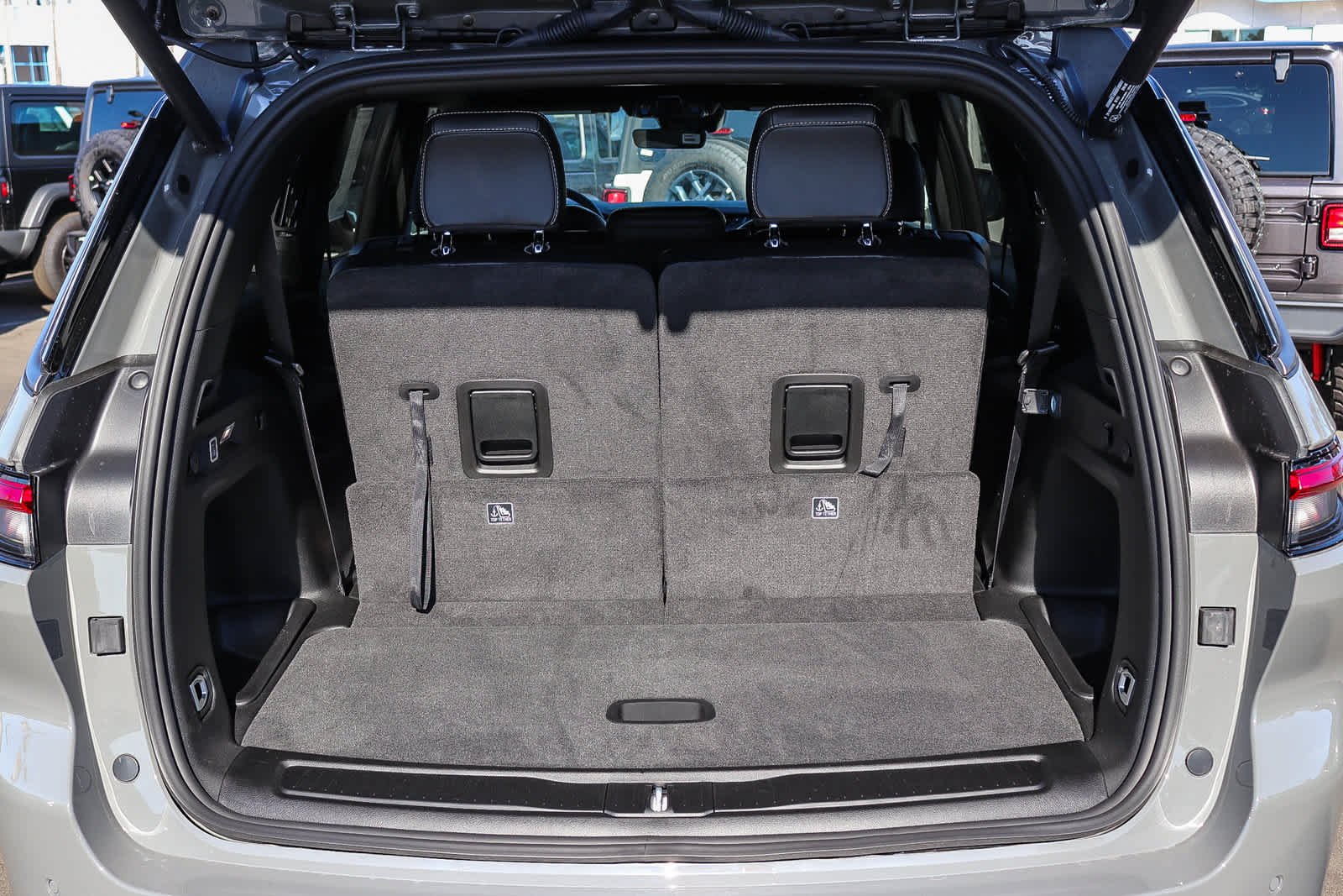 New 2027 Sting-Gray Clear-Coat Paint Jeep Laredo Altitude image 27