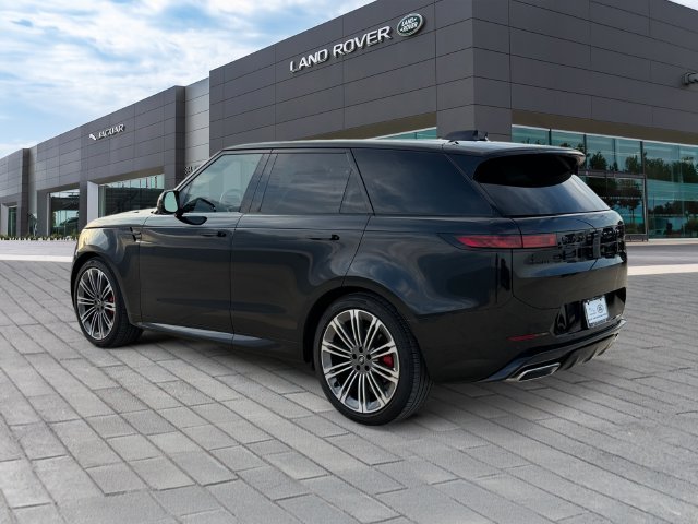 Used 2025 Santorini Black Metallic Land Rover Dynamic SE image 3
