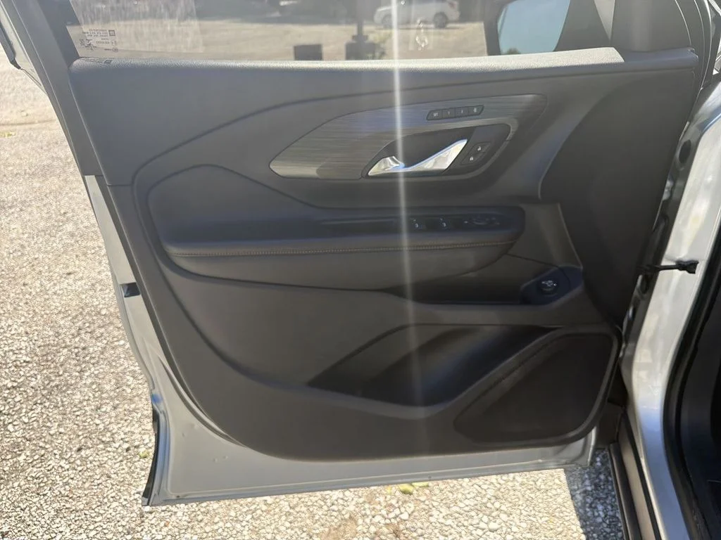 Used 2021 Silver GMC SLT image 22