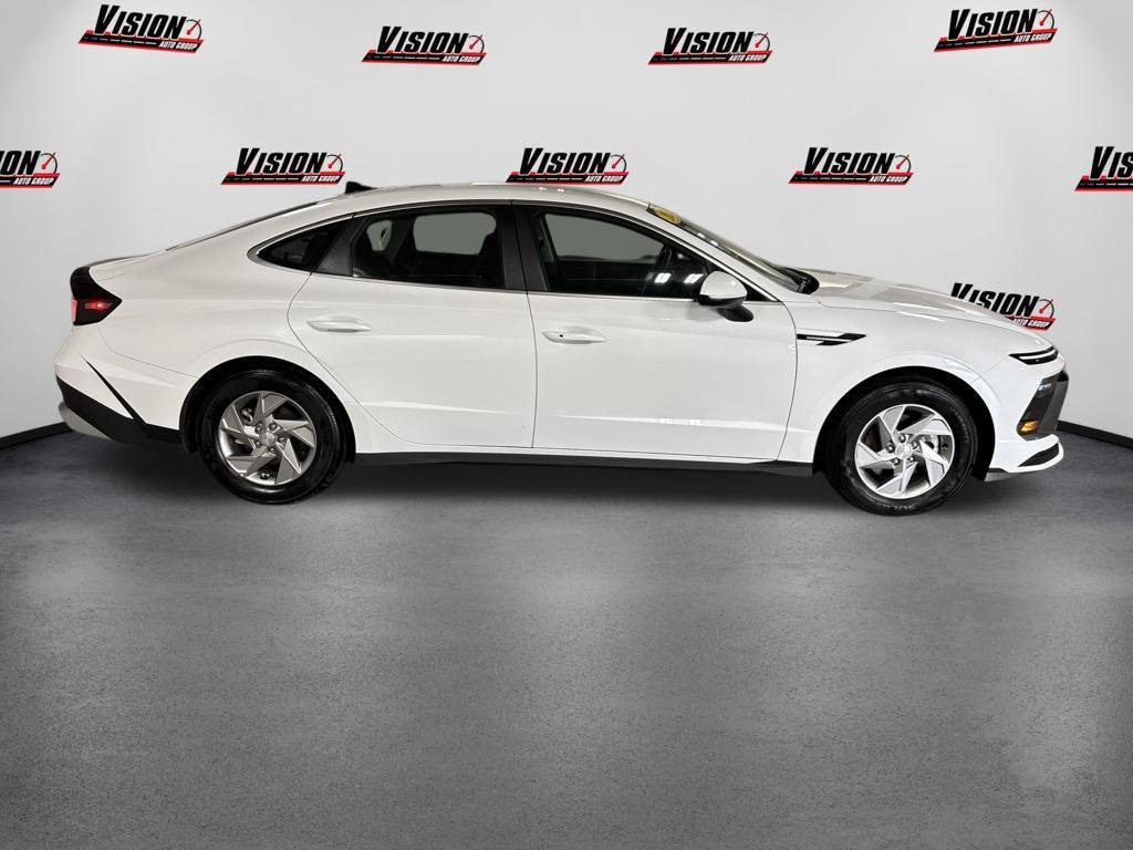 New 2026 White Hyundai SE image 4