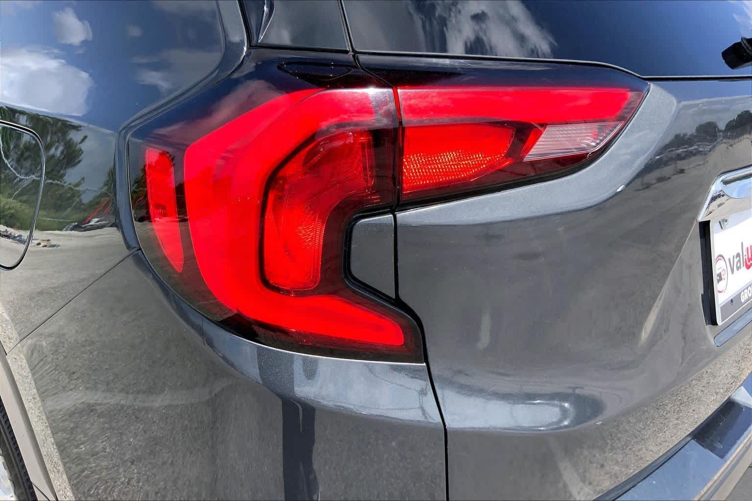 Used 2018 Graphite Gray Metallic GMC SLE image 28