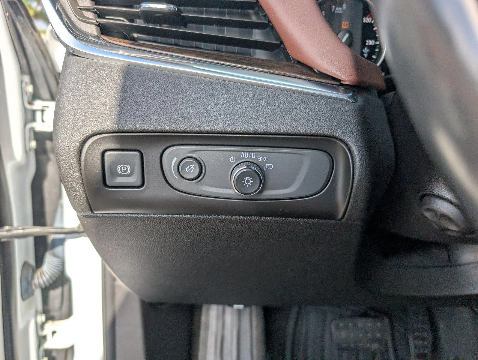 Used 2018 Includes Satin Nickel lower exterior accent color. Buick Avenir image 28